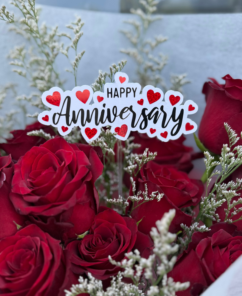 Flower topper sign reading ‘Happy Anniversary’