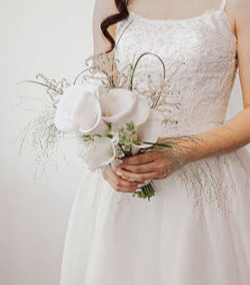 Bridal bouquet with white calla lilies, elegantly arranged with a refined silhouette.