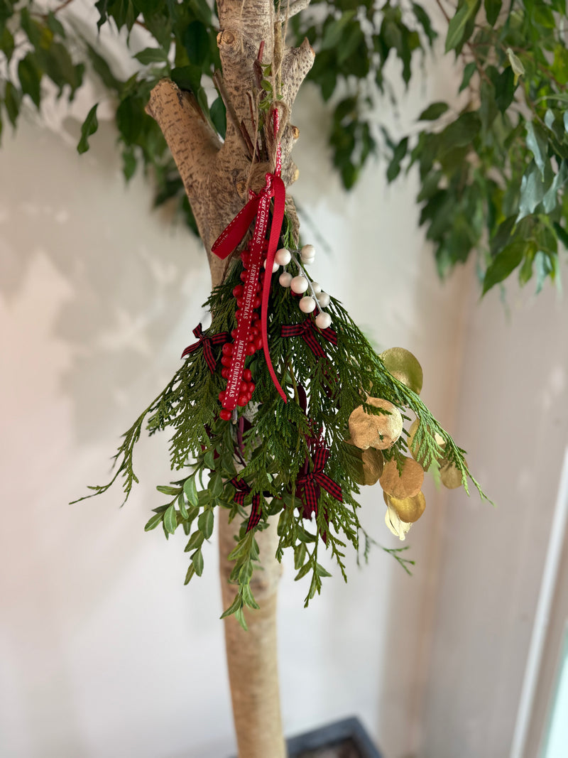 A mini holiday swag.